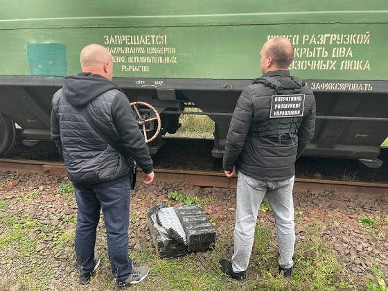 У потягу, що готувався до відправлення в Угорщину, оперативні співробітники Чопського прикордонного загону виявили партію безакцизних тютюнових виробів.