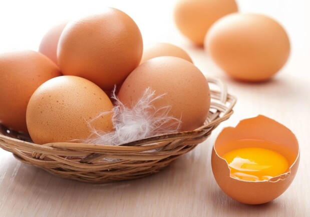Наразі оптова-відпускна ціна курячих яєць в Україні становить 43 грн за десяток.

