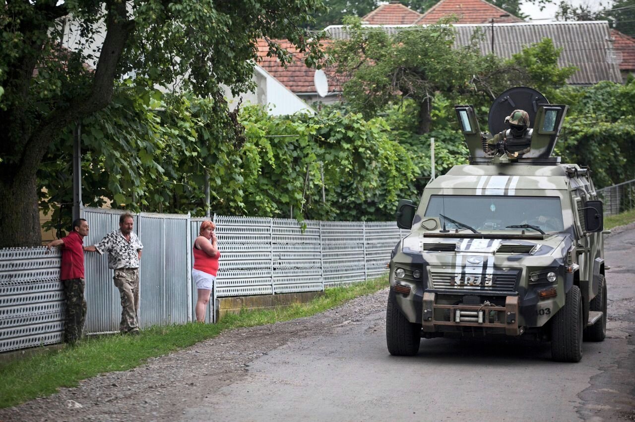 Силовики продолжили спецоперацию под Мукачево, недалеко от села Бобовище, у въезда в который стоит один пост с военными и БТР, передает 