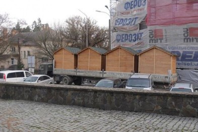 В Ужгороде обустраивают домики для фестиваля-ярмарки "Медовуха Фест"