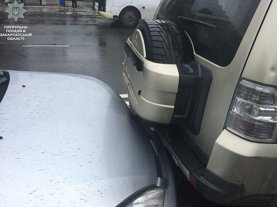 Сьогодні ужгородські патрульні виїхали на ДТП за участі трьох автівок, яка трапилась об 11-ій годині на вулиці Минайській.
