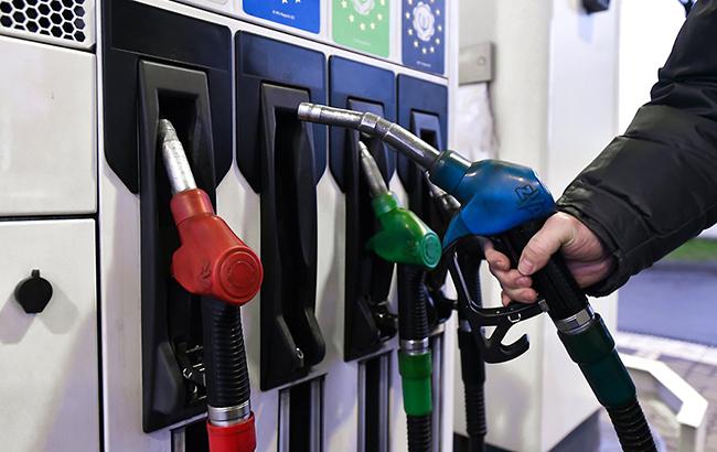 Антимонопольний комітет оштрафував на 77 мільйонів гривень мережі АЗС WOG, SOCAR і ОККО за змову в сегменті торгівлі високооктановими бензинами та дизельним паливом.

