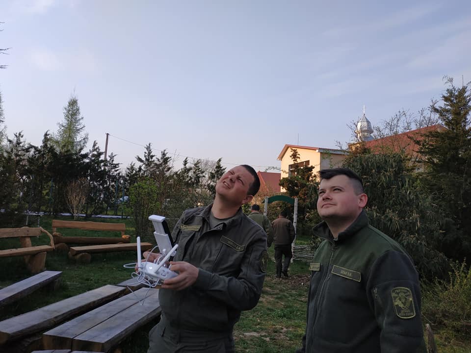 Виноградівські лісівники першими в області впроваджують новий метод виявлення лісових пожеж із використанням безпілотного літального апарату (далі – БПЛА) - квадрокоптера.

