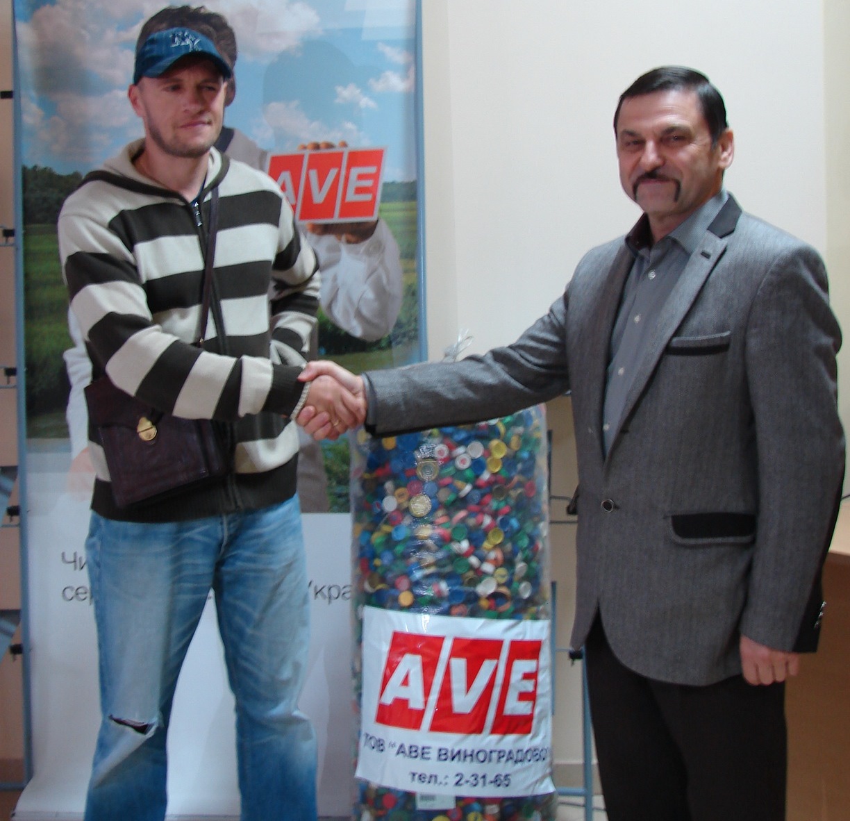 Сегодня в Хусте к всеукраинской акции «Добро горстями» присоединились и виноградовке. Представители ООО «АВЕ Виноградово» передали хустским волонтерам около 30-и килограммов пластиковых крышечек.