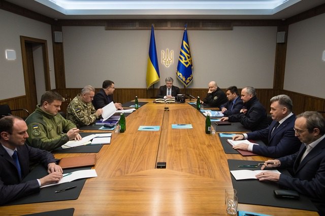 Через загострення ситуації в окремих районах Луганської області Президент Петро Порошенко скликав позачергове засідання Військового кабінету Ради національної безпеки і оборони України.

