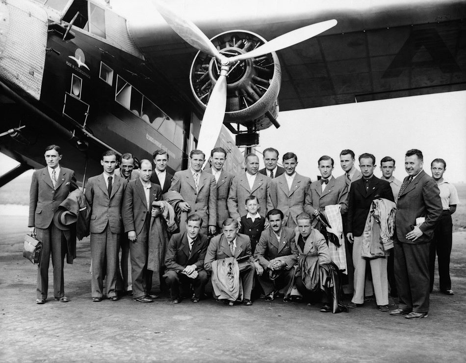 «Літаючі вчителі» — футбольна команда СК «Русь» (Ужгород) — 26 серпня 1936 року в Празі.