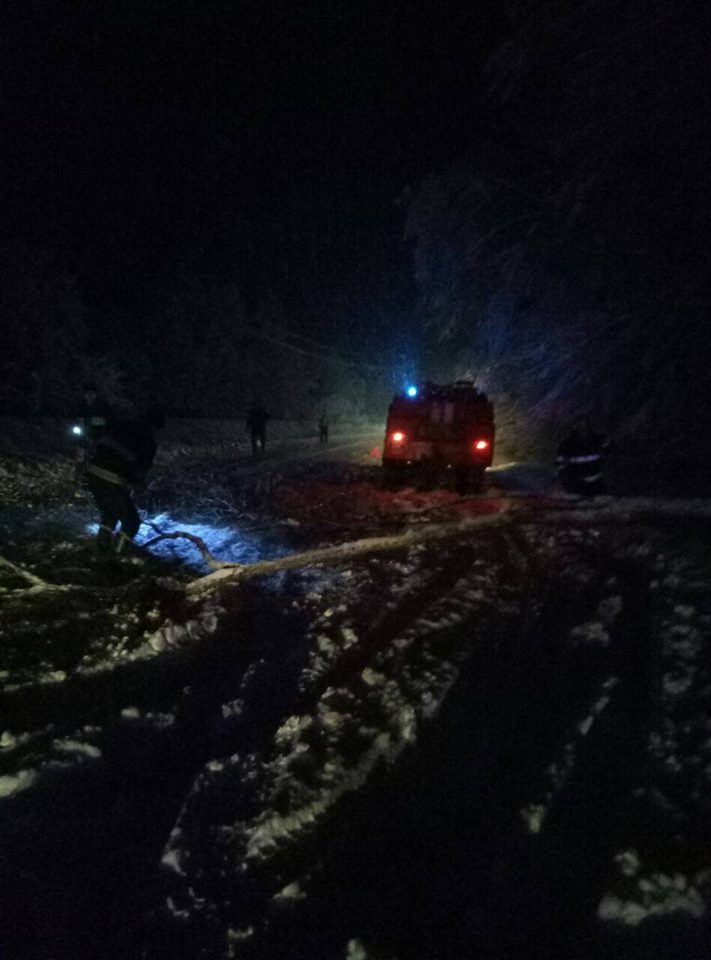 В У ДСНС в Закарпатській області надали оперативну інформацію щодо ліквідації наслідків складних погодних умов (станом на 13:00 15 січня).