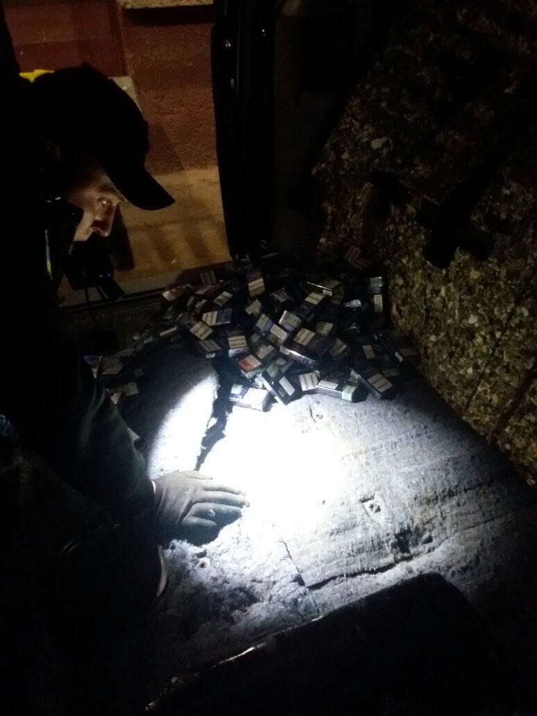 Сегодня в пункте пропуска «Дьяково» на украинско-румынской границе, пограничники Мукачевского отряда совместно с представителями Государственной фискальной службы обнаружили авто со скрытыми сигаретами