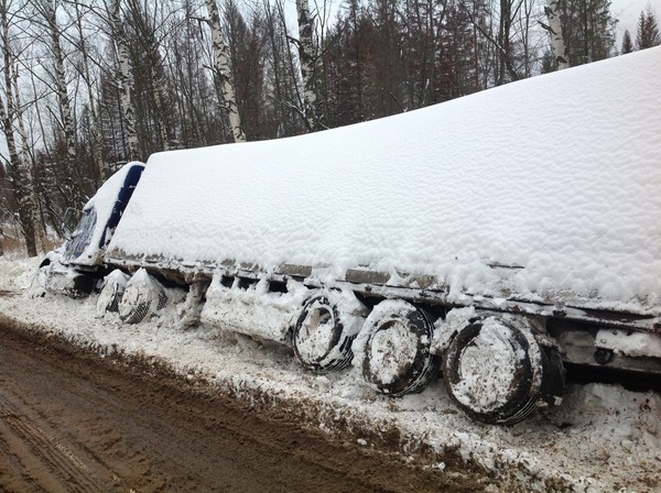 Из снежной ловушки грузовик освобождали раховские спасатели.