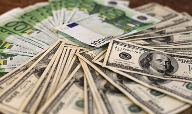 Курс долара зростає третій день після того, як упав до мінімуму майже за рік. А євро оновив мінімум із серпня минулого року.
