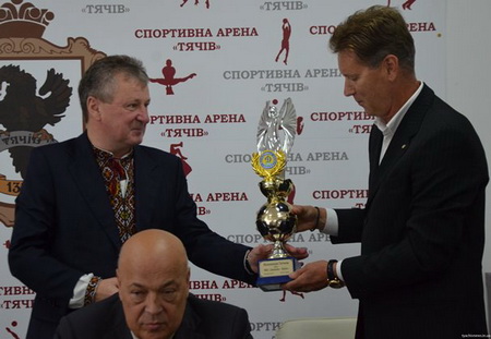 Екс-тренер збірної України Леонід Буряк став почесним громадянином міста Тячів Закарпатської області.
