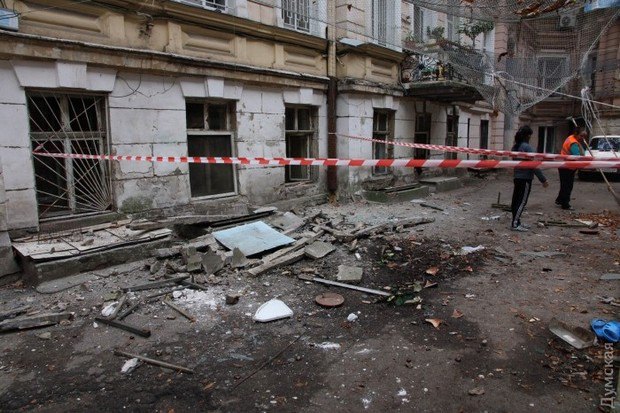 В субботу на Коблевській улице в центре Одессы упал балкон с третьего этажа.