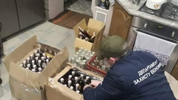 В рамках санкціонованих обшуків виявлено та вилучено 1400 пляшок контрафактного коняку «Закарпарський» з підробленими марками акцизного податку України.