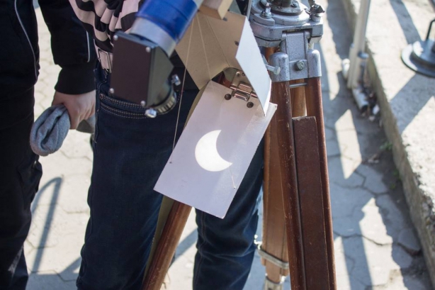 Сонячне затемнення, яке відбувалося сьогодні, ужгородці могли спостерігати на набережній Незалежності.
