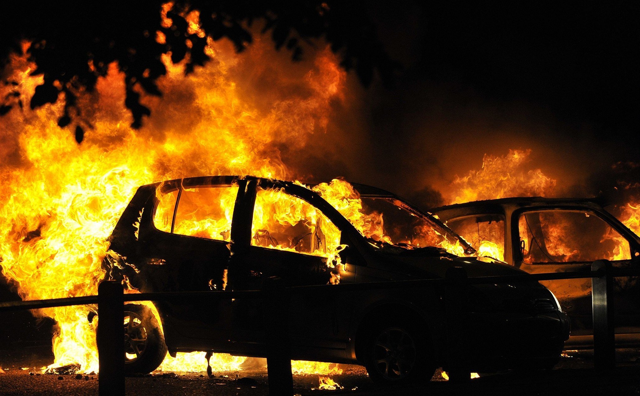 Сегодня около 2 часов ночи в сек.Кинчеш Ужгородского района загорелся моторный отсек автомобиля «Фольксваген Пассат» на словацких номерах. 