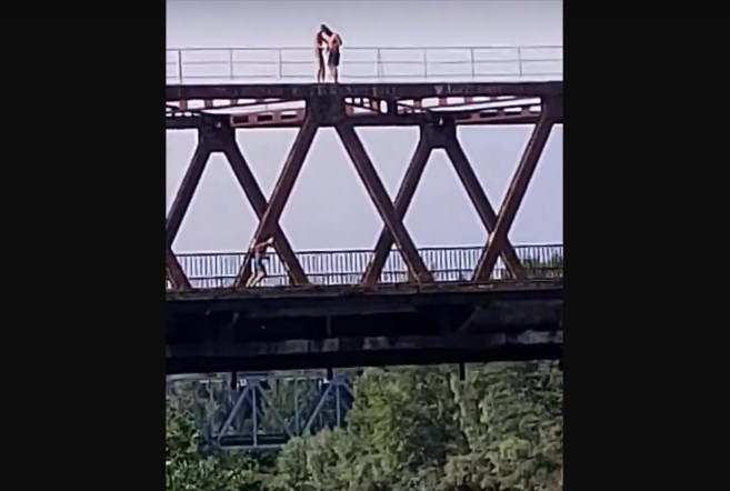 Сьогодні у Виноградові молоді люди, незважаючи на ризик для життя та здоров'я, вирішили залізти на верхню точку мосту над рікою.
