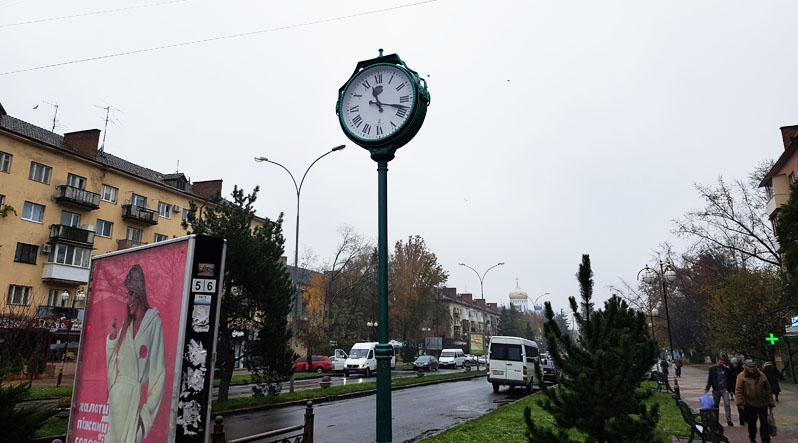 Україна перейде на літній час у ніч з 24 на 25 березня. О третій ночі стрілки годинників переводять на годину вперед, тому українці спатимуть на годину менше.

