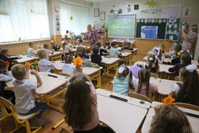 З 1 вересня очне навчання в Україні може поновитися лише у тих освітніх закладах, які повністю відповідатимуть безпековим вимогам під час воєнного стану.