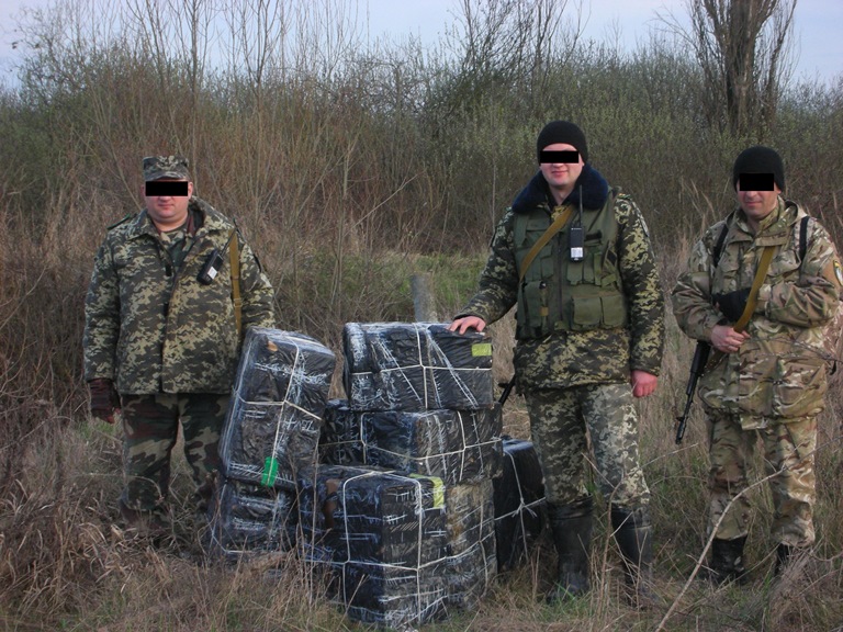 Пограничники Мукачевского отряда во время совместного патрулирования с венгерскими коллегами помешали контрабанде сигарет.