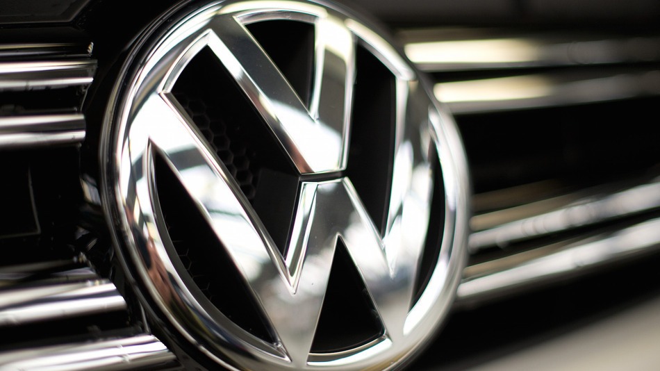 Volkswagen сократит рабочие часы для работников нескольких своих заводов из-за конфликта с поставщиками запчастей.