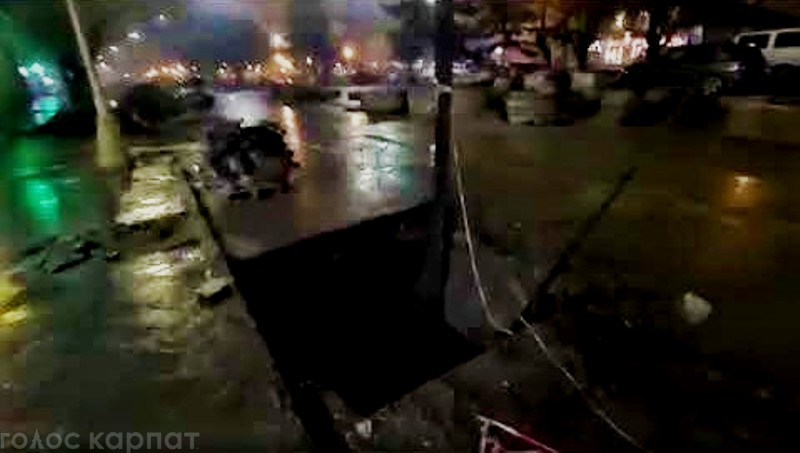 Після вчорашнього інциденту, який ледь не завершився трагедією, наповнену водою яму на площі Петефі в Ужгороді огородили.