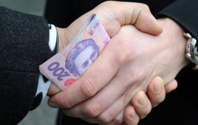 Вчора, 9 лютого, до поліції надійшло повідомлення від депутата Мукачівської міської ради про те, що поліцейський вимагає гроші у громадян.