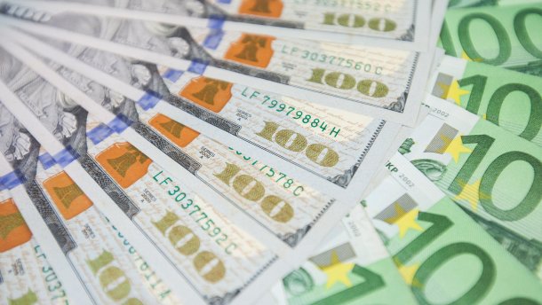Після тривалого зростання українська національна валюта другий день поспіль опускається. Сьогодні гривня здала позиції відразу на 10 копійок відносно долара і на 28 відносно євро.