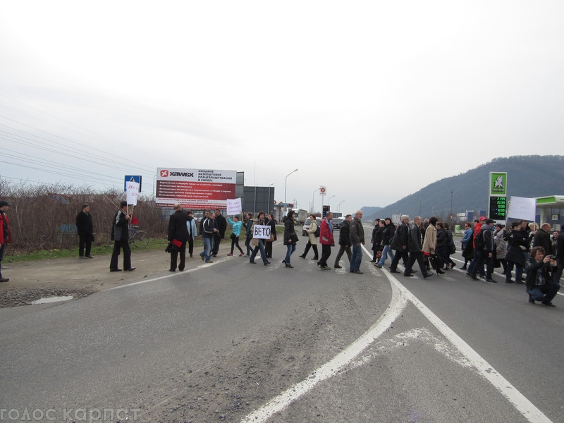 В среду коллективы мукачевских ПТУ снова вышли на акцию протеста в виде перекрытия трассы.