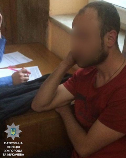 Мужчина убегал от полицейских через наличие наркотиков, однако его удалось задержать. Об этом сообщает Патрульная полиция Ужгорода и Мукачева. 
