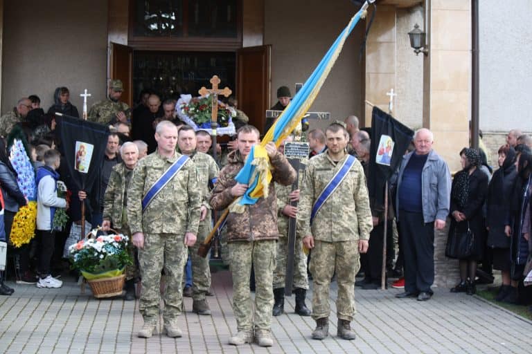 Воїна, який віддав життя, захищаючи Україну від російських загарбників, провели в останню дорогу в рідному селі Великий Раковець.