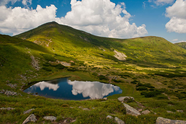 Активний туризм у гірському масиві Карпат є популярним серед туристів, привабливими є озера Чорногори, які щороку приваблюють декілька тисяч туристів, що здійснюють мандрівки у Рахівському районі.