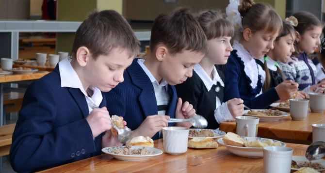 14 грудня на позачерговій сесії Мукачівської міської ради депутати проголосували за зміни до Програми організації безкоштовного харчування дітей у навчальних закладах м. Мукачева на 2017 рік.

