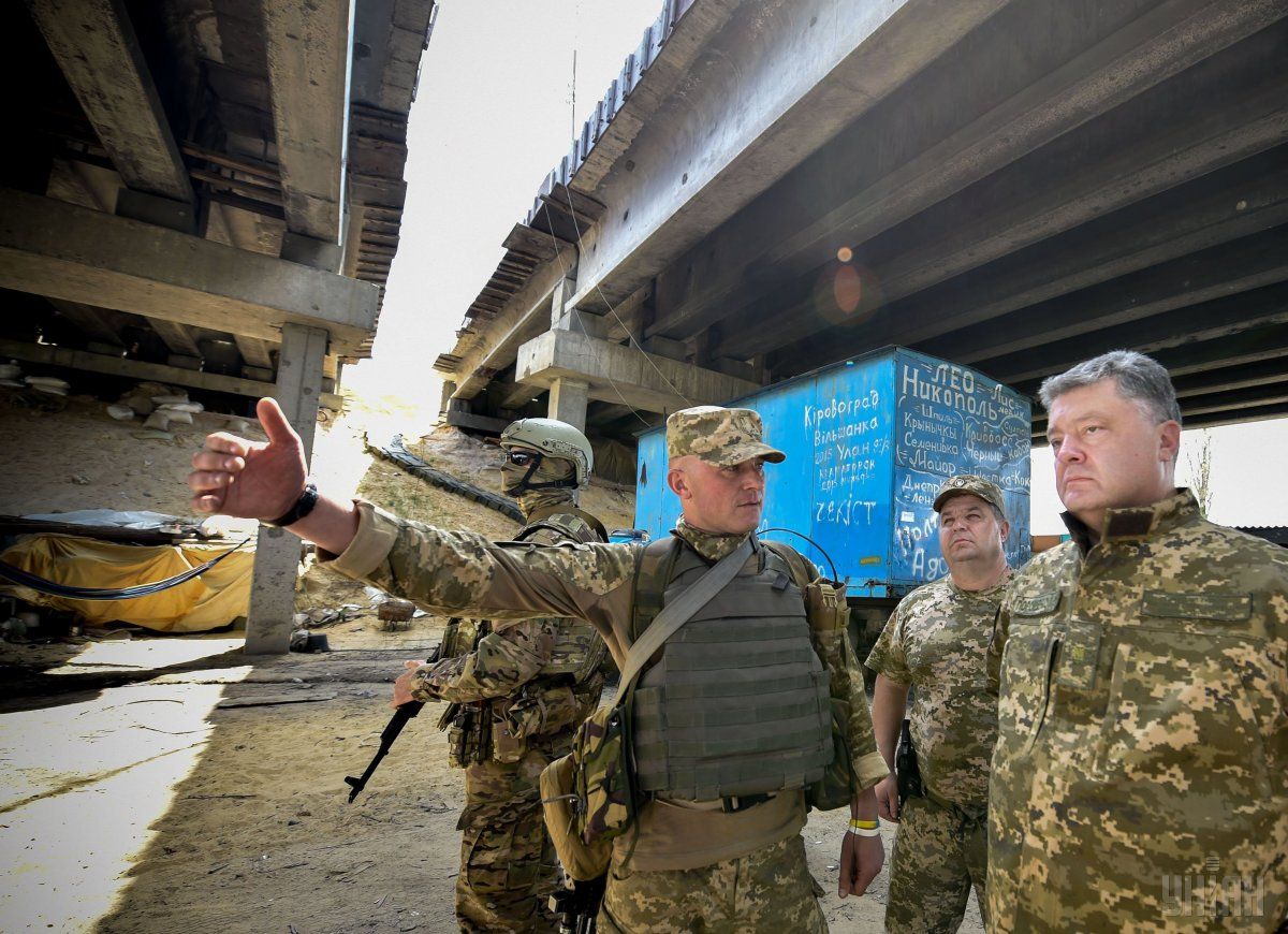 Президент Украины Петр Порошенко попал под обстрел боевиков, когда инспектировал опорные пункты сил АТО на Донецком направлении.