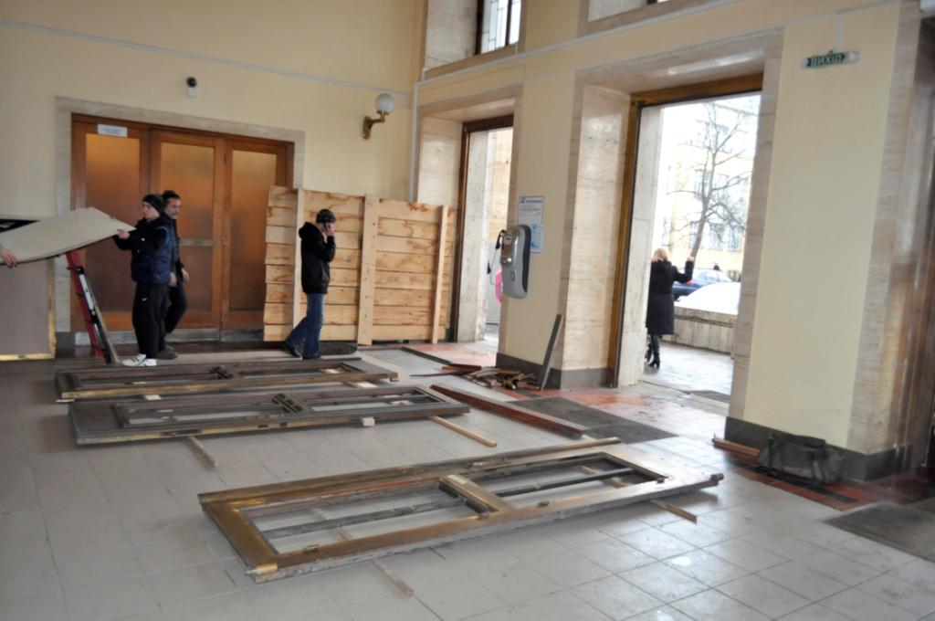 Двері на будівлі Закарпатської обласної ради та ОДА, пошкоджені під час штурму у лютому цього року, нарешті відновлюють.