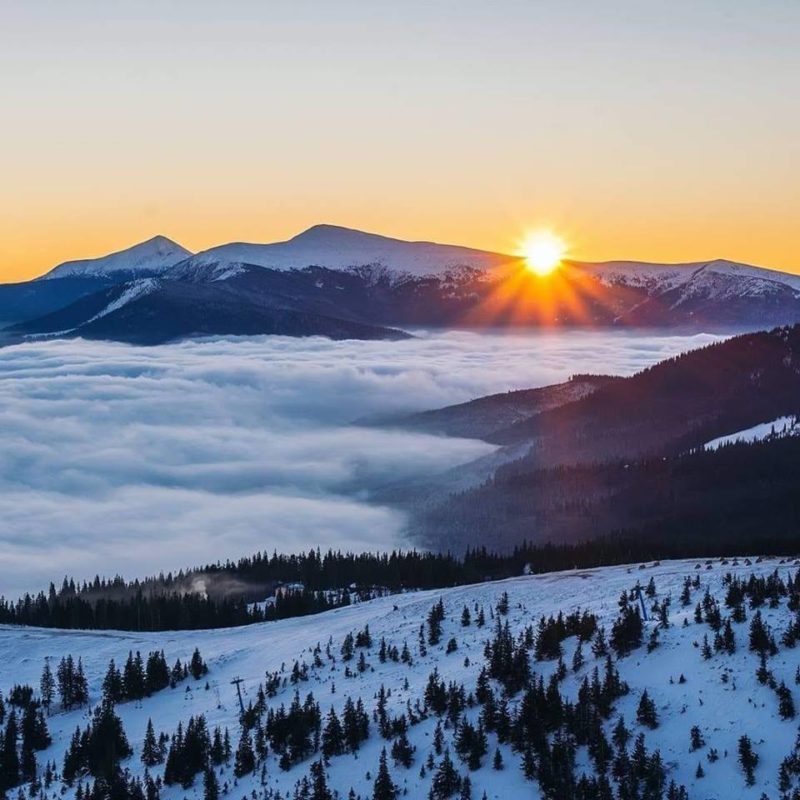 Користувачі мережі в коментарях до публікації пишуть, що на фото зафіксовано вид заходу сонця між горами Петрос і Шешул.