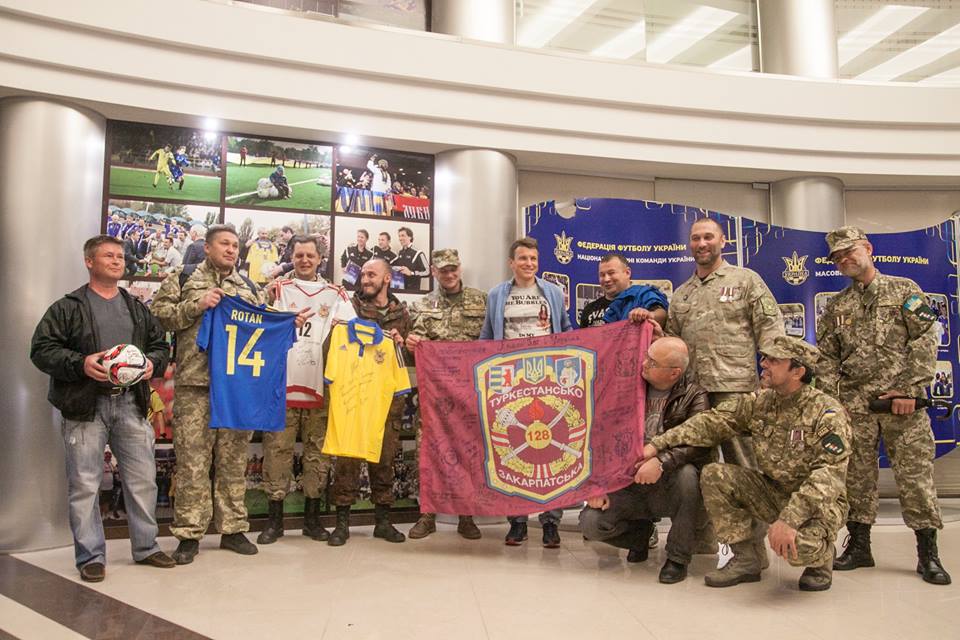 Накануне отъезда команды Украины на Евро-2016 бойцы 128-й горно-пехотной бригады передали боевое знамя, подписанный военными с передовой, капитану национальной сборной Украины по футболу.