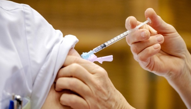Сотрудники инфекционной больницы и роддома получили прививки от коронавируса.