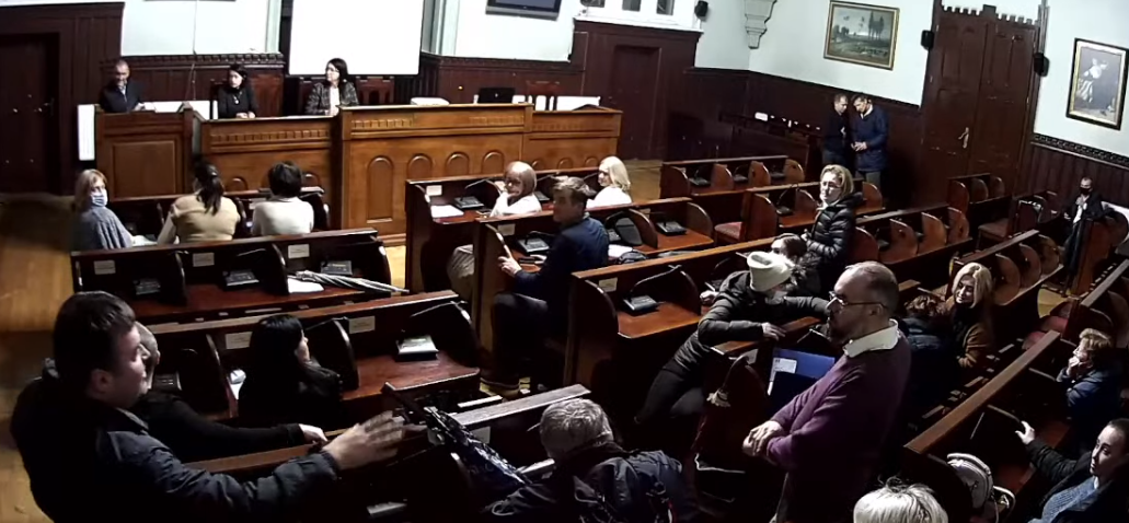У Мукачівській міській раді вже третю годину галасують на бюджетному слуханні із громадським обговоренням.