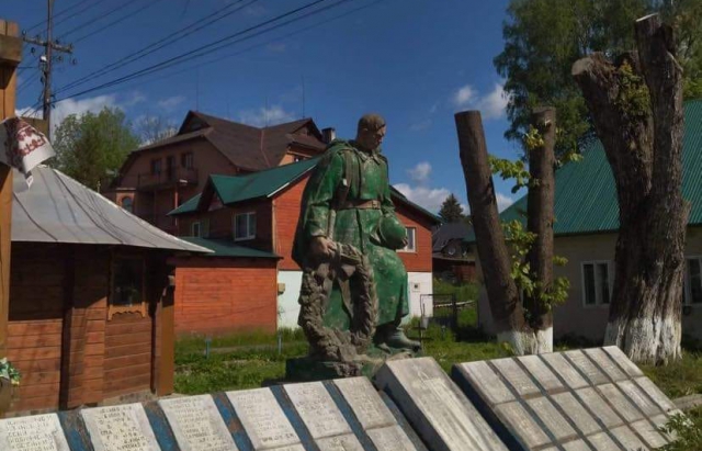 Памятник советским неизвестным воинам демонтировали в селе Ясиня.