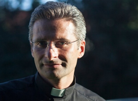 Ватикан уволил священника-гея после его интервью-признание, опубликованного в итальянской и польской прессе. 