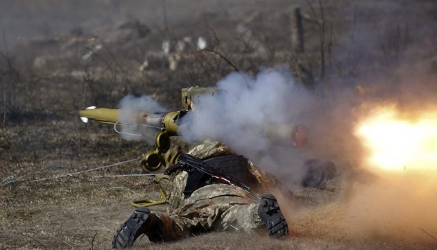 Вечером 1 мая боевики начали обстреливать позиции сил АТО в районе Марьинки, что на Донбассе, правда под снаряды попал и сам населенный пункт.