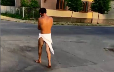 На одній із вулиць міста над Латорицею помітили майже голого чоловіка, на якому з одягу був тільки клаптик тканини на бедрах.