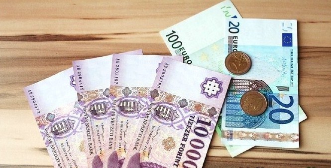 Угорська національна валюта досягла рекордного мінімуму по відношенню до основних валют. Котирування форинт / євро досягли позначки 336,02, що є найслабкішим обмінним курсом.