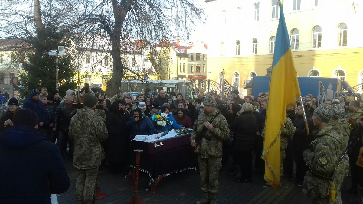 Прощння с бойцом состоялось в центре Мукачева.