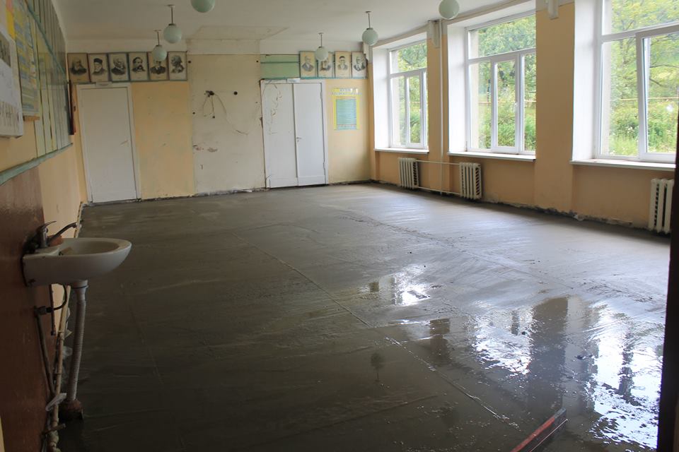 Першого серпня голова райдержадміністрації Михайло Русанюк разом із своїм заступником перевірили хід ремонтних робіт школи в селі Хижа.