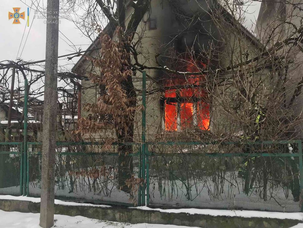 У Хусті пожежа охопила житловий будинок.