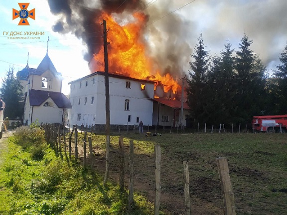 У Тячівському районі рятувальники ліквідовують пожежу на території монастиря.