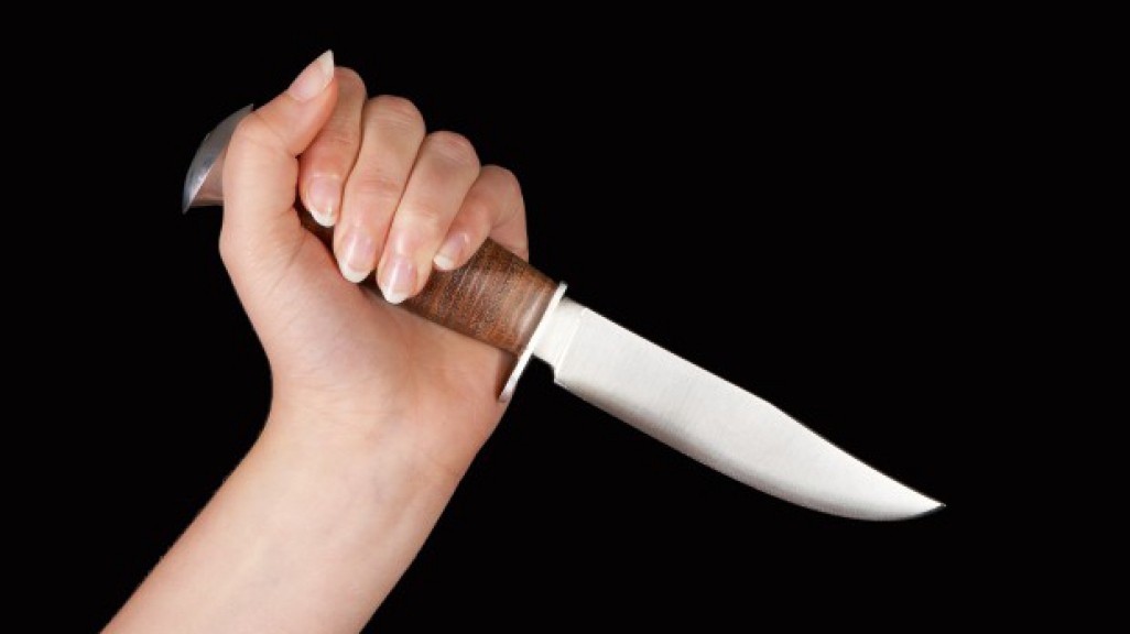 У Виноградові жінка порізала свого нетверезого співмешканця кухонним ножем
