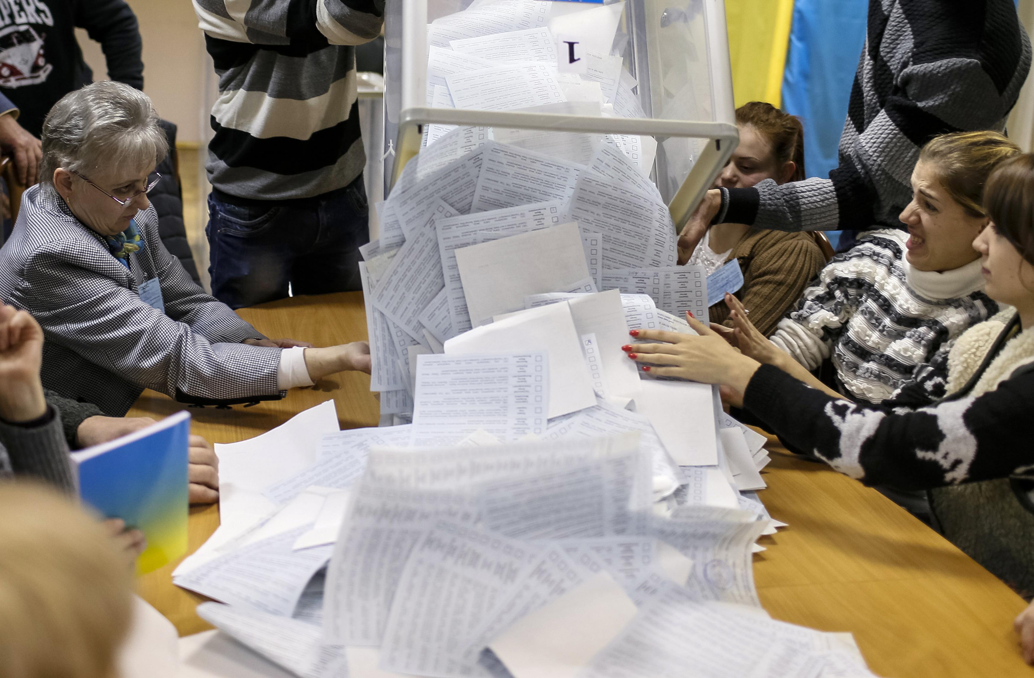 Протокол по итогам результатов голосования в городе Ужгород за кандидатов в горсовет суд дважды признал противоправным и отменил.