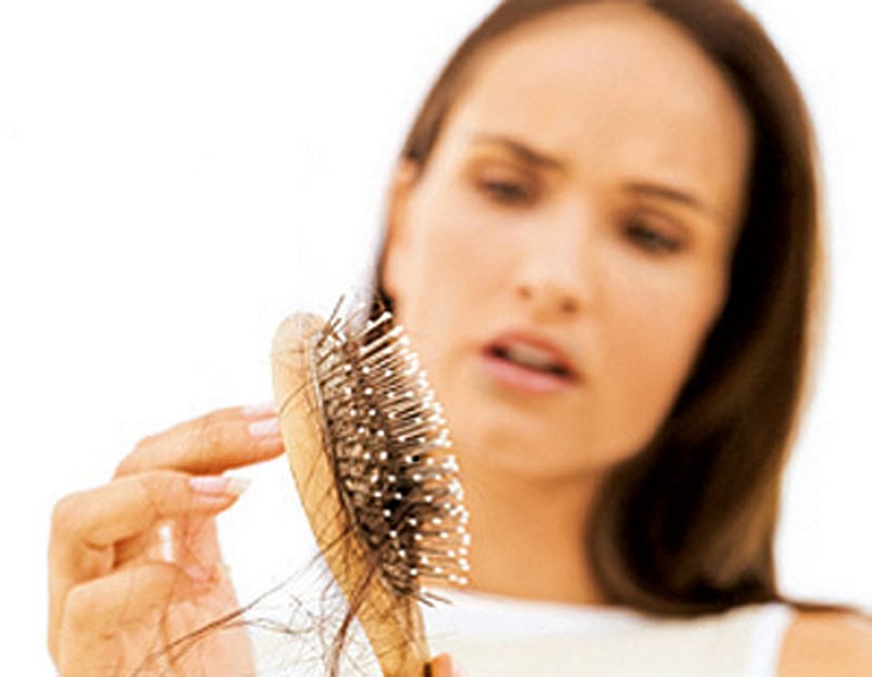 Якщо ви дістаєте волосся буквально пучками або це триває більше 2-3 місяців - йдіть до трихолога або свого сімейного лікаря.